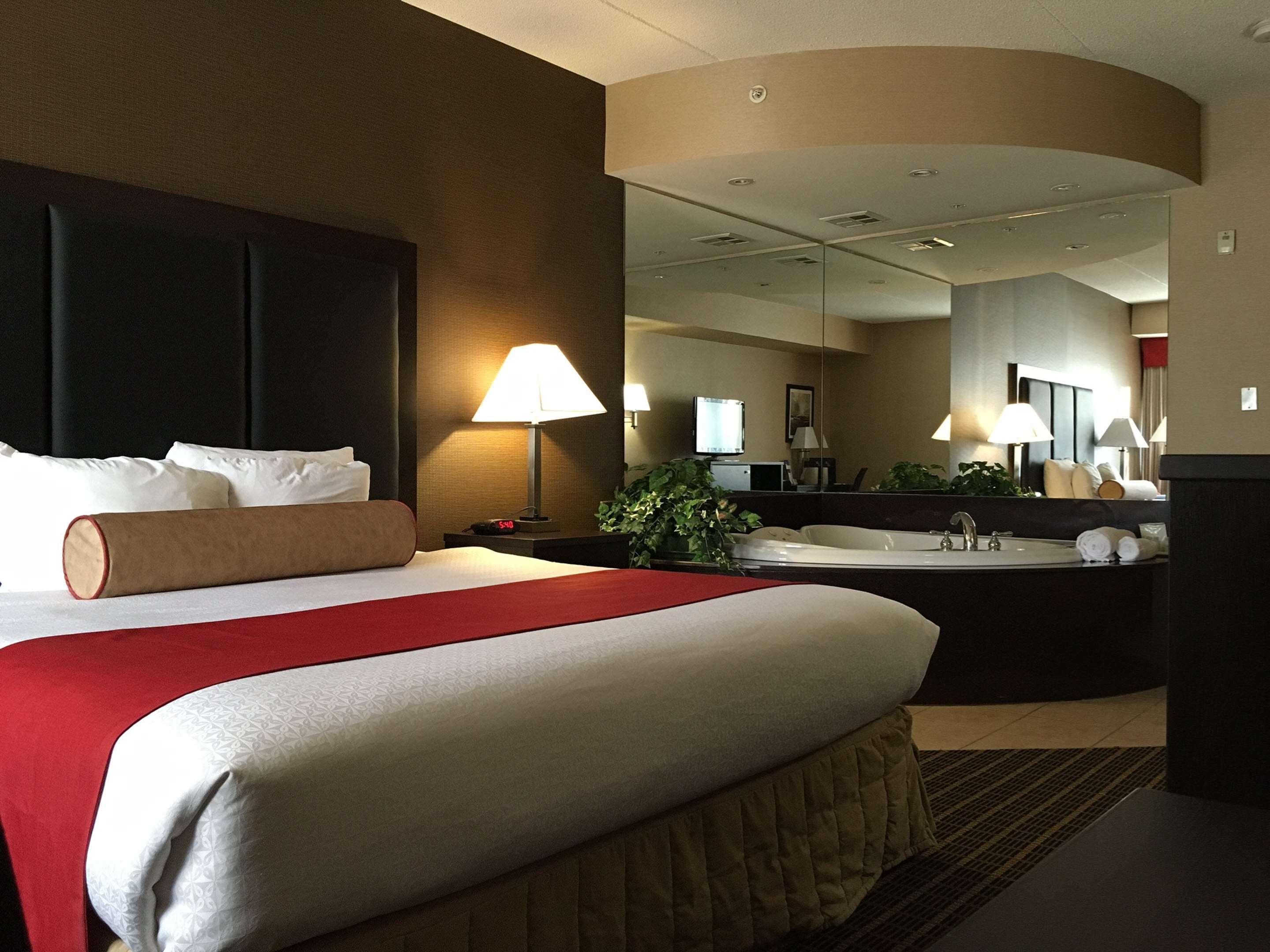 Best Western Plus Burlington Inn & Suites Exterior photo