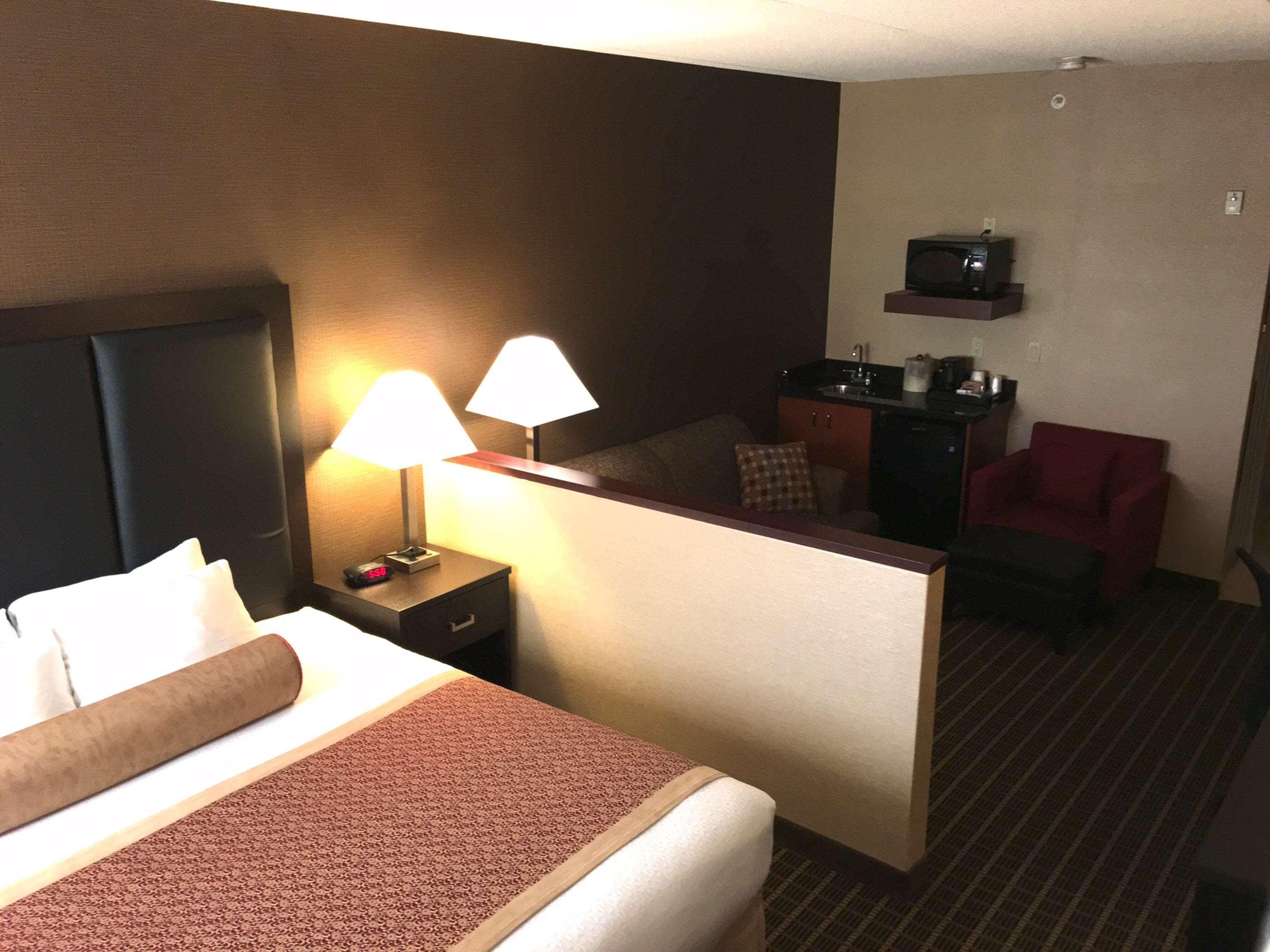 Best Western Plus Burlington Inn & Suites Exterior photo