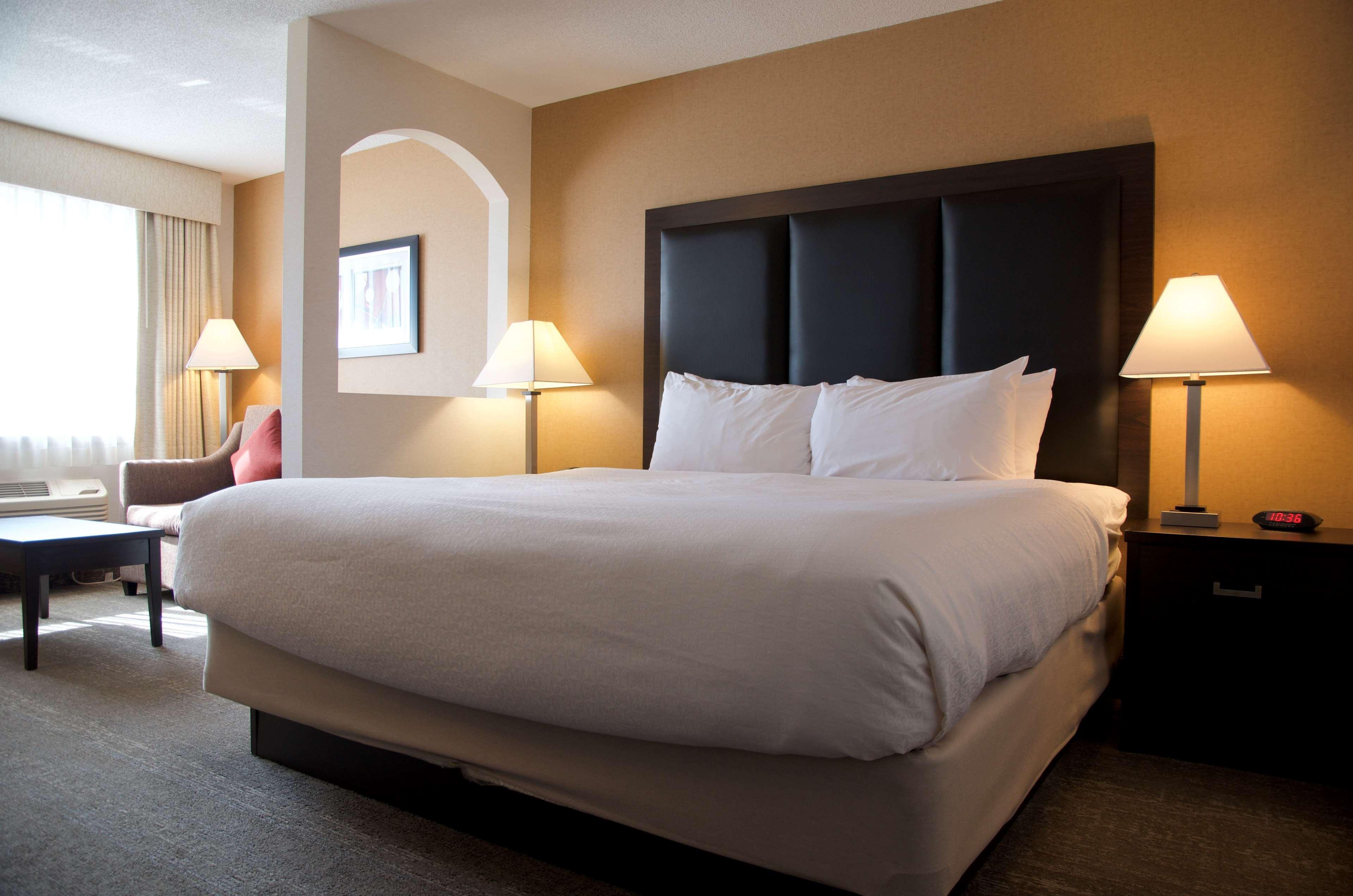 Best Western Plus Burlington Inn & Suites Exterior photo