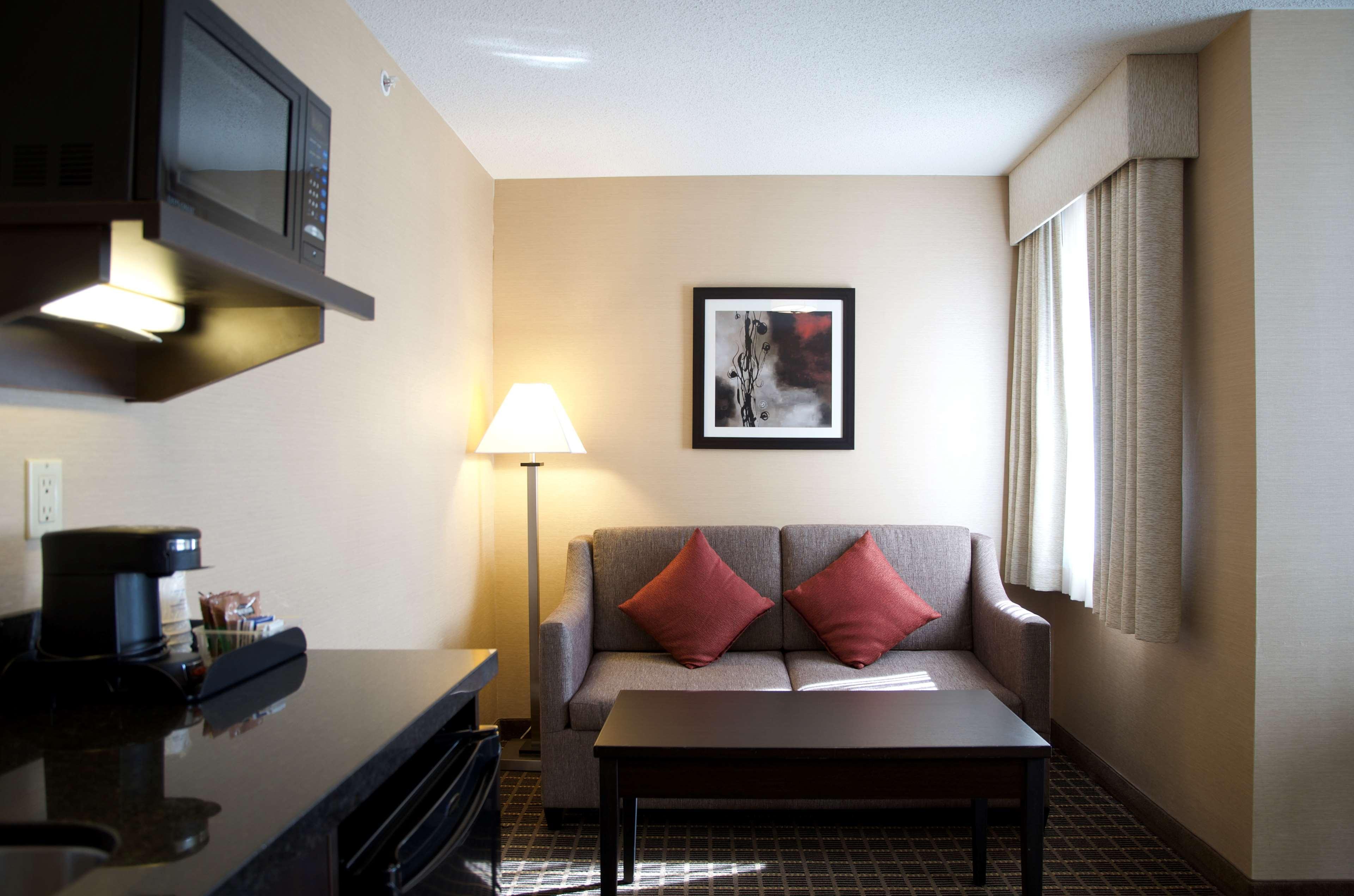 Best Western Plus Burlington Inn & Suites Exterior photo