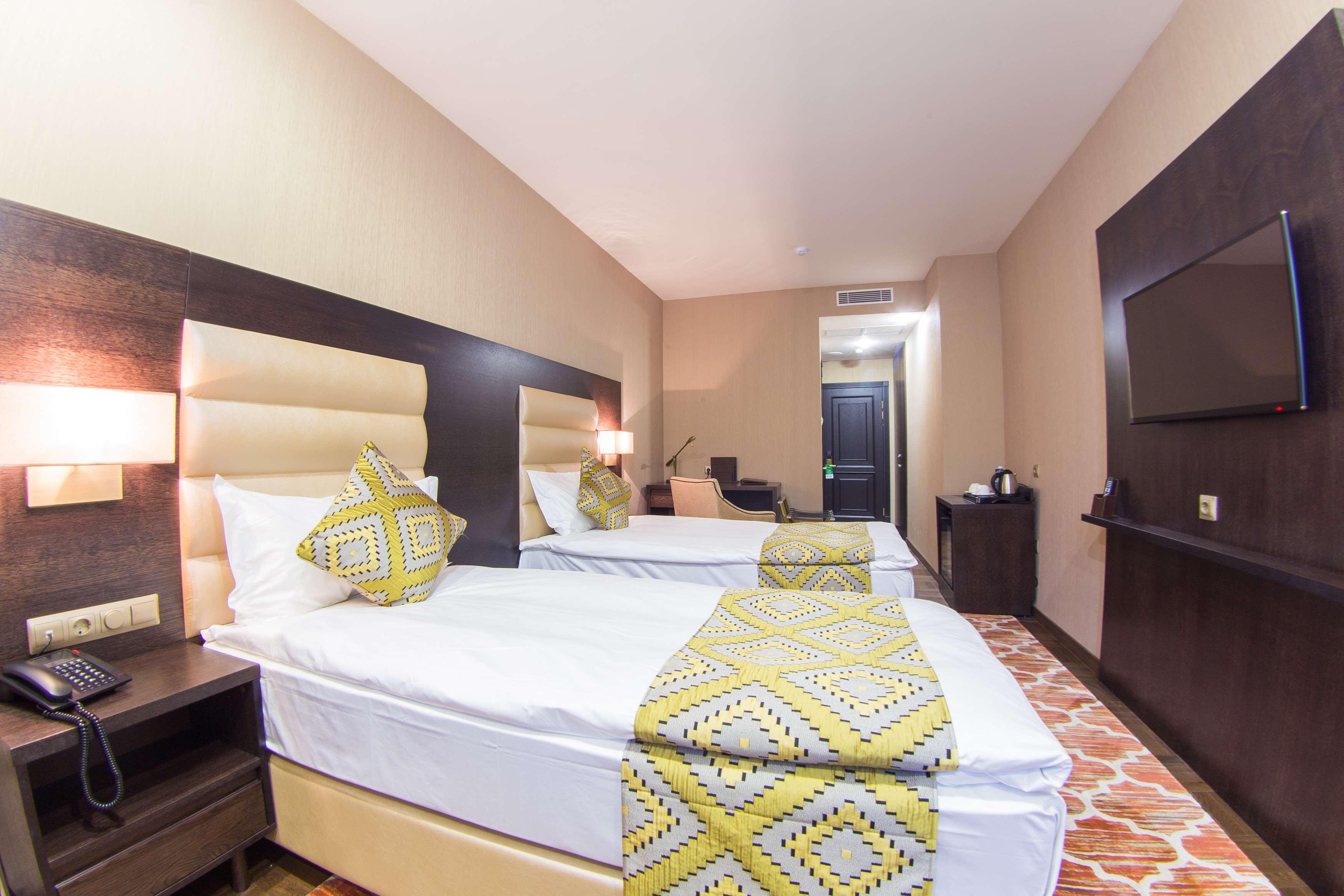 Best Western Plus Burlington Inn & Suites Exterior photo