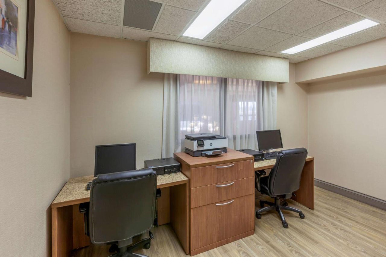 Best Western Plus Burlington Inn & Suites Exterior photo
