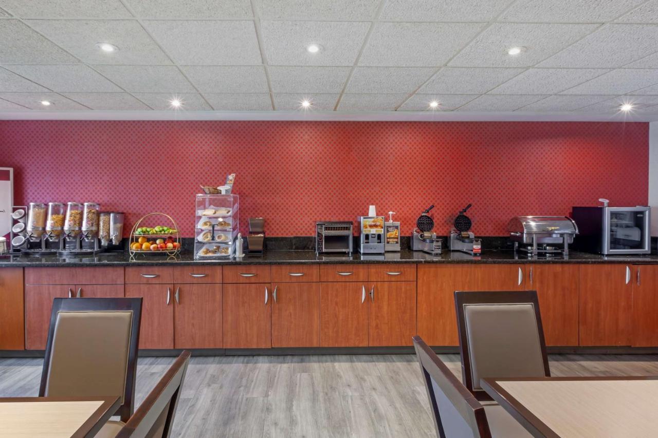 Best Western Plus Burlington Inn & Suites Exterior photo