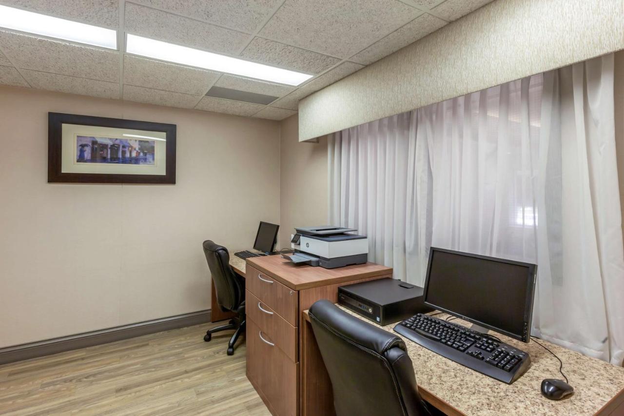 Best Western Plus Burlington Inn & Suites Exterior photo