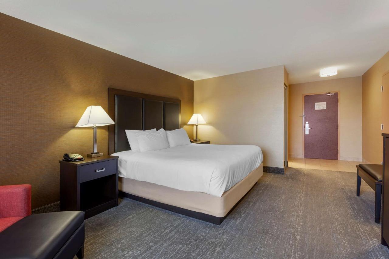 Best Western Plus Burlington Inn & Suites Exterior photo