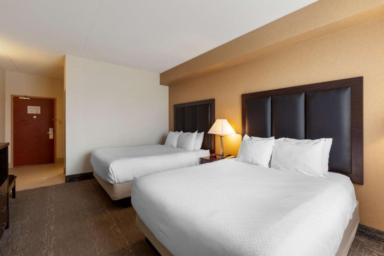 Best Western Plus Burlington Inn & Suites Exterior photo