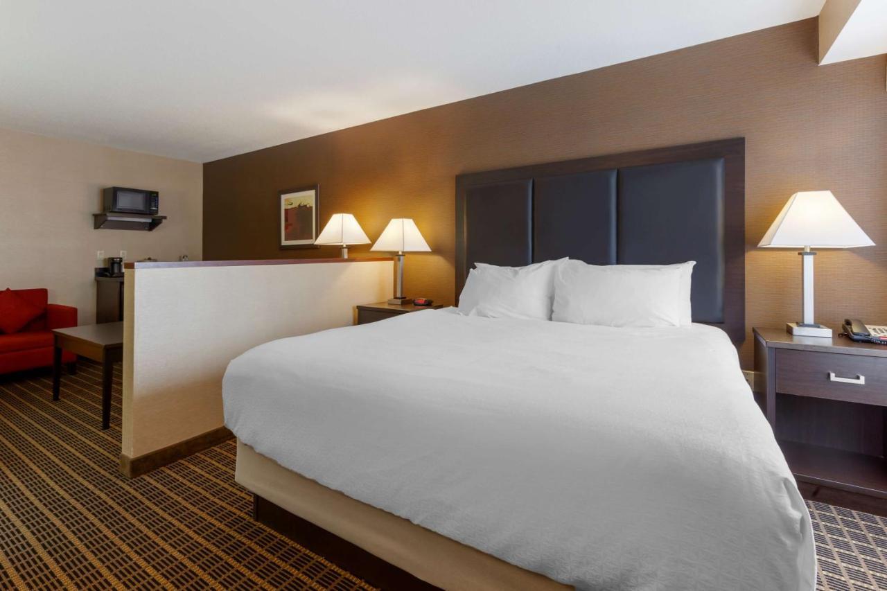 Best Western Plus Burlington Inn & Suites Exterior photo