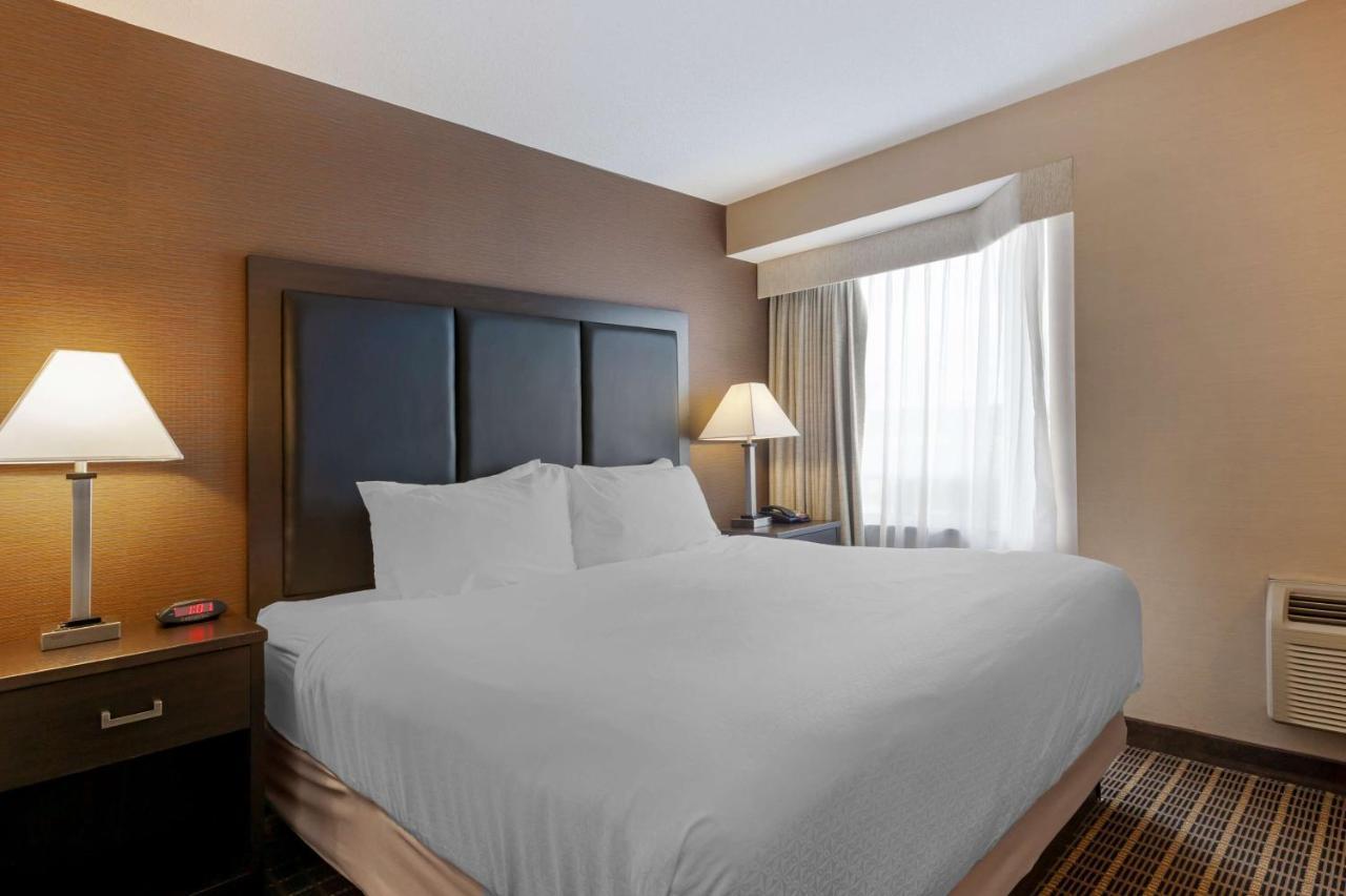 Best Western Plus Burlington Inn & Suites Exterior photo