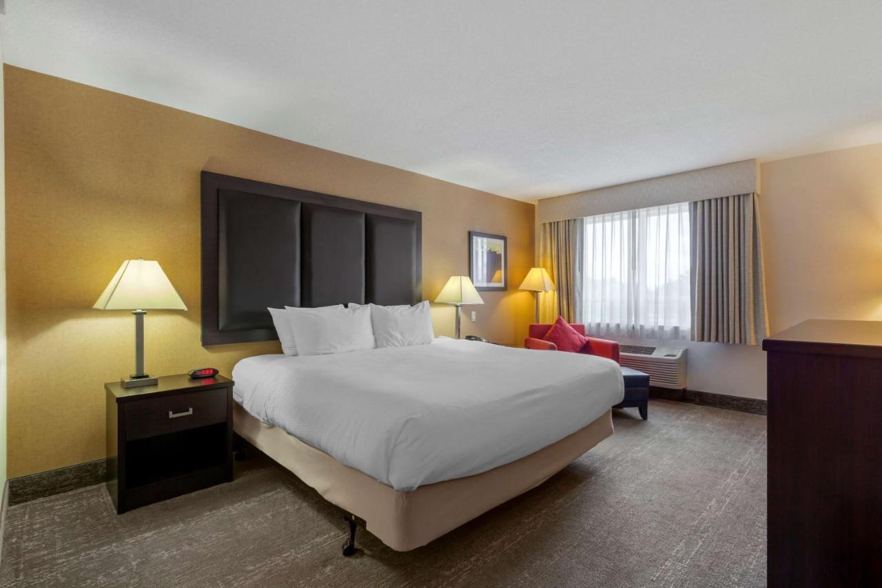Best Western Plus Burlington Inn & Suites Exterior photo