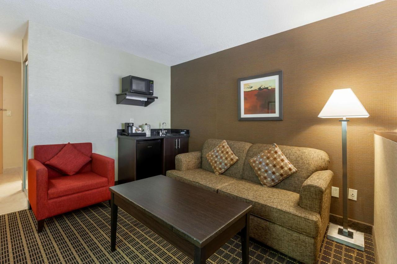 Best Western Plus Burlington Inn & Suites Exterior photo