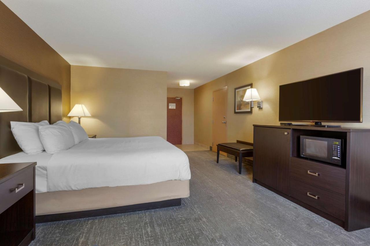Best Western Plus Burlington Inn & Suites Exterior photo