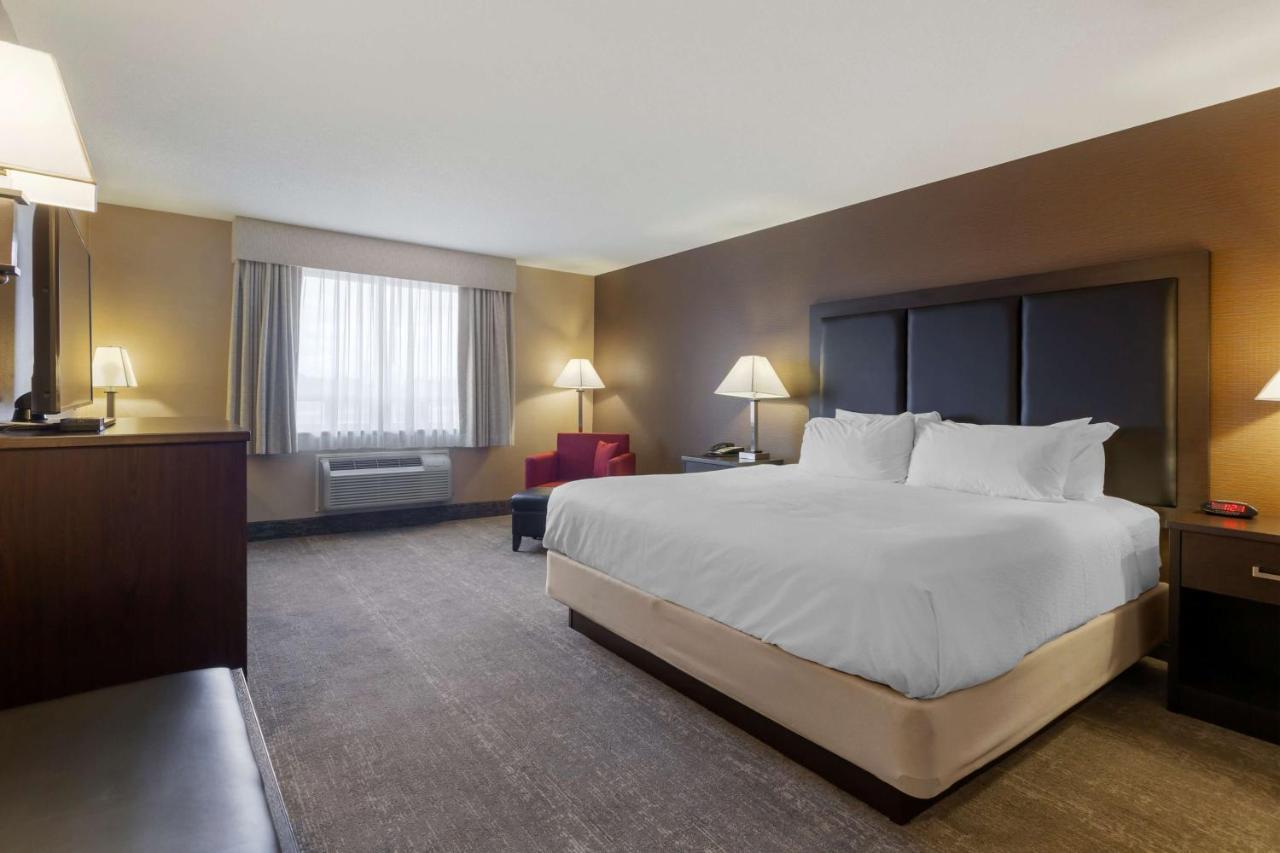 Best Western Plus Burlington Inn & Suites Exterior photo