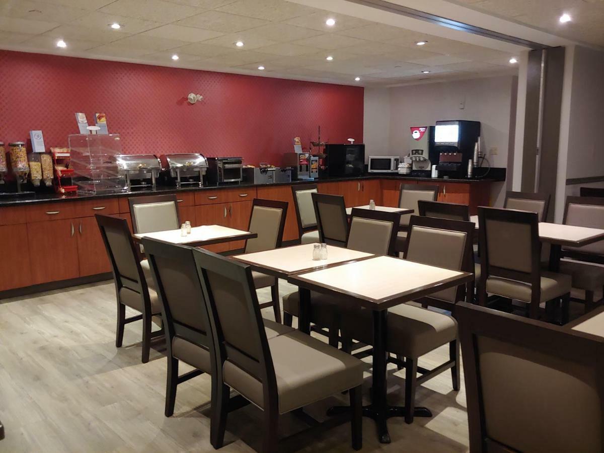Best Western Plus Burlington Inn & Suites Exterior photo